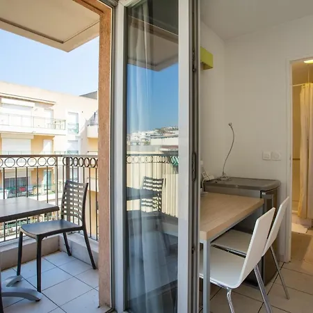 Air-Conditioned Studio With Swimming Pool Close To The Sea 아파트 니스